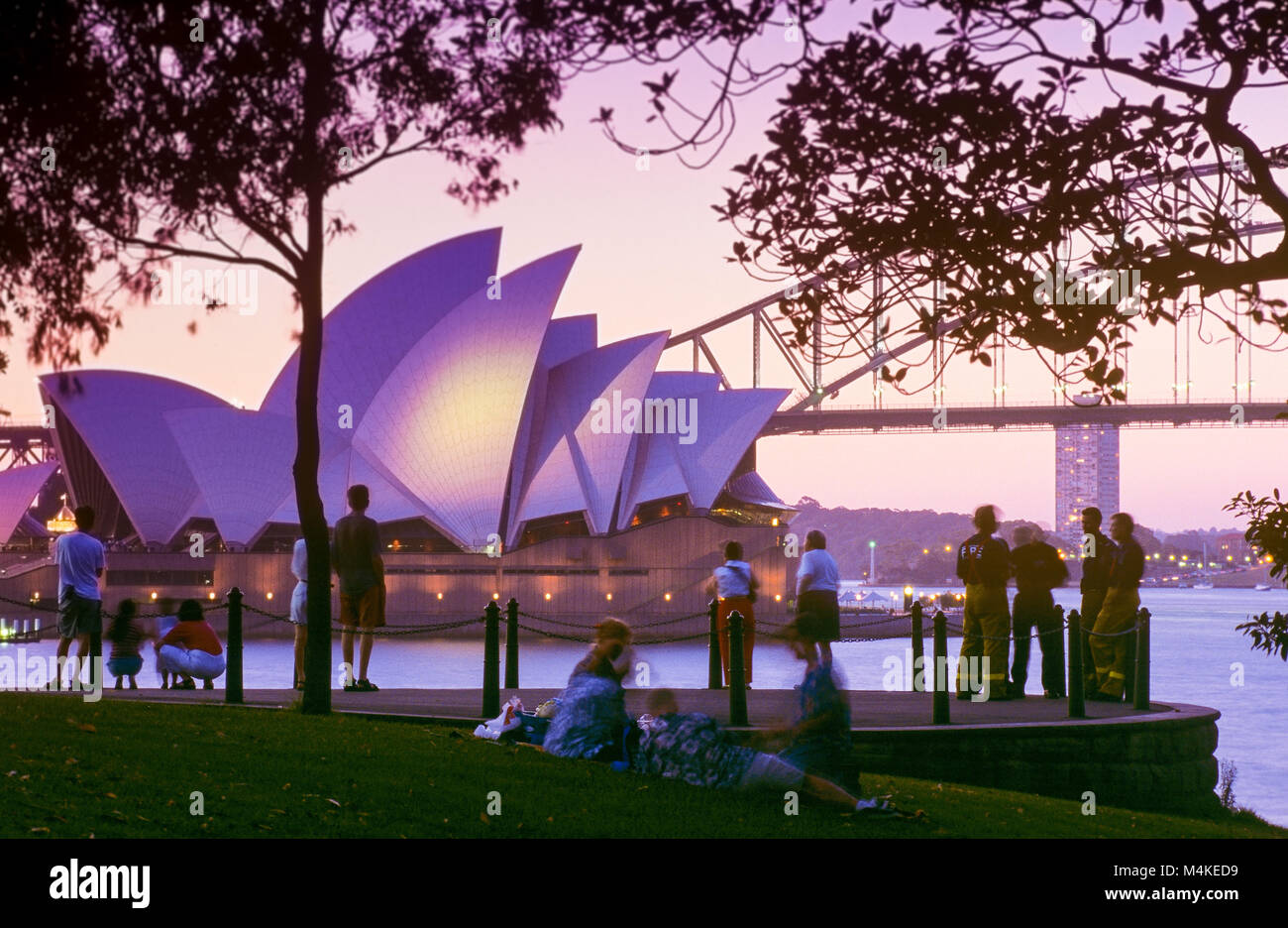 Sydney Opera House und der Sydney Harbour Bridge in der Dämmerung über Farm Cove von Frau von Macquarie Punkt gesehen. Stockfoto