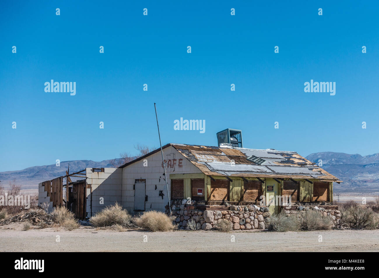 Abgebrochene Cafe am Straßenrand, Kalifornien Landstraße 395, Mojave Wüste. Stockfoto