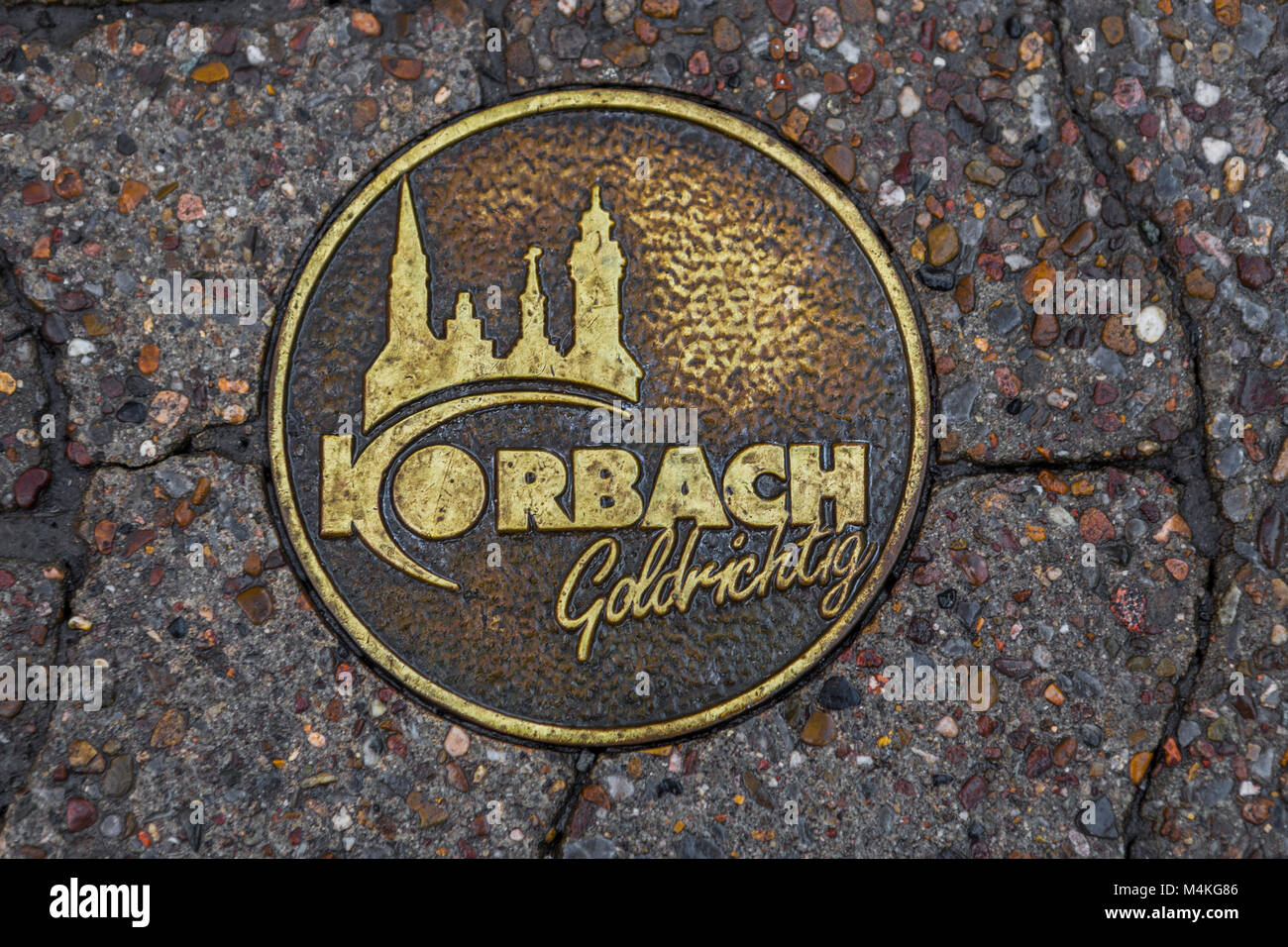 Gold Track, führt Touristen zu den Sehenswürdigkeiten in der historischen Altstadt von Korbach, offiziell die Hansestadt Korbach, Nordhessen, Deutschland Stockfoto