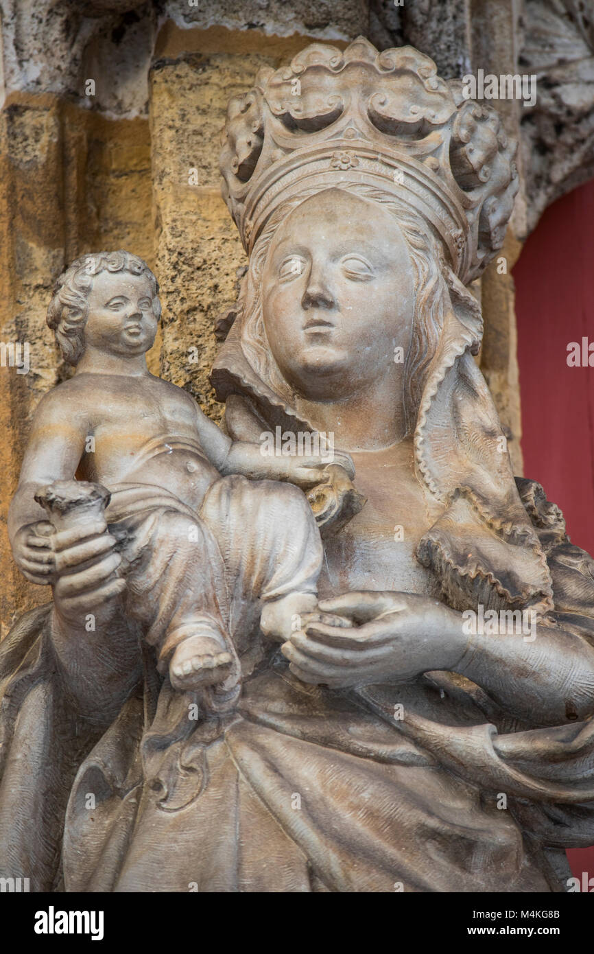 Jungfrau Maria und Jesus Kind, Skulptur bei St. Kilian's Kirche (kilianskirche) in der historischen Altstadt von Korbach, Nordhessen, Deutschland Stockfoto