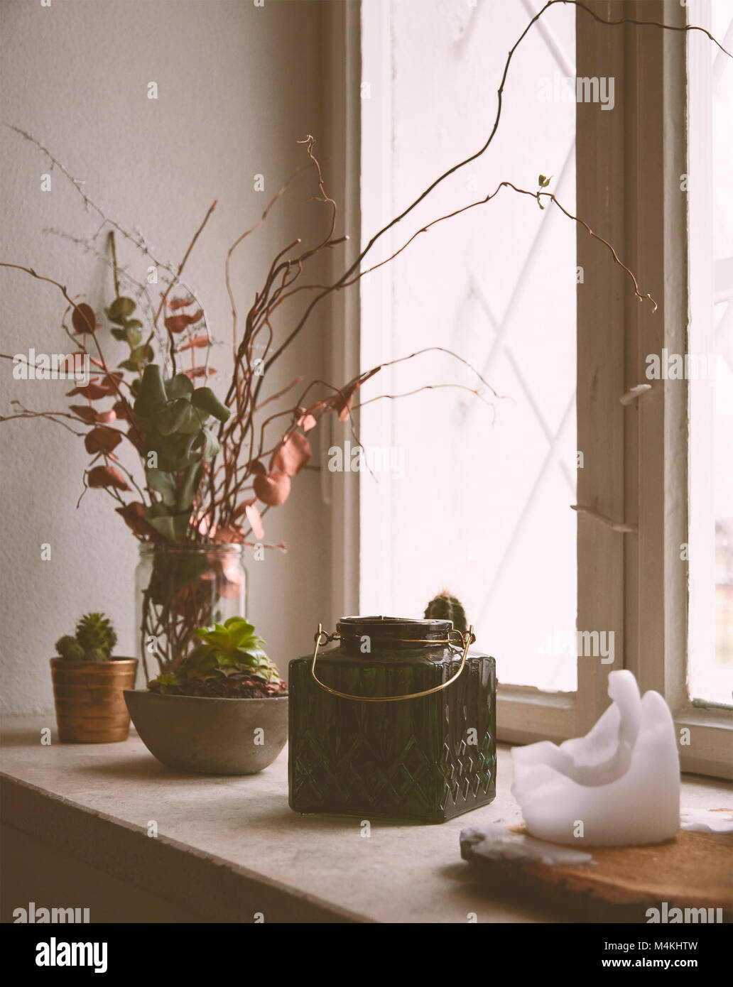 Noch immer leben mit einem alten Holz- Fenster mit einer Kerze und eine Vase Stockfoto Noch immer leben mit einem alten Holz- Fenster mit einer Kerze und eine Vase Stockfoto
