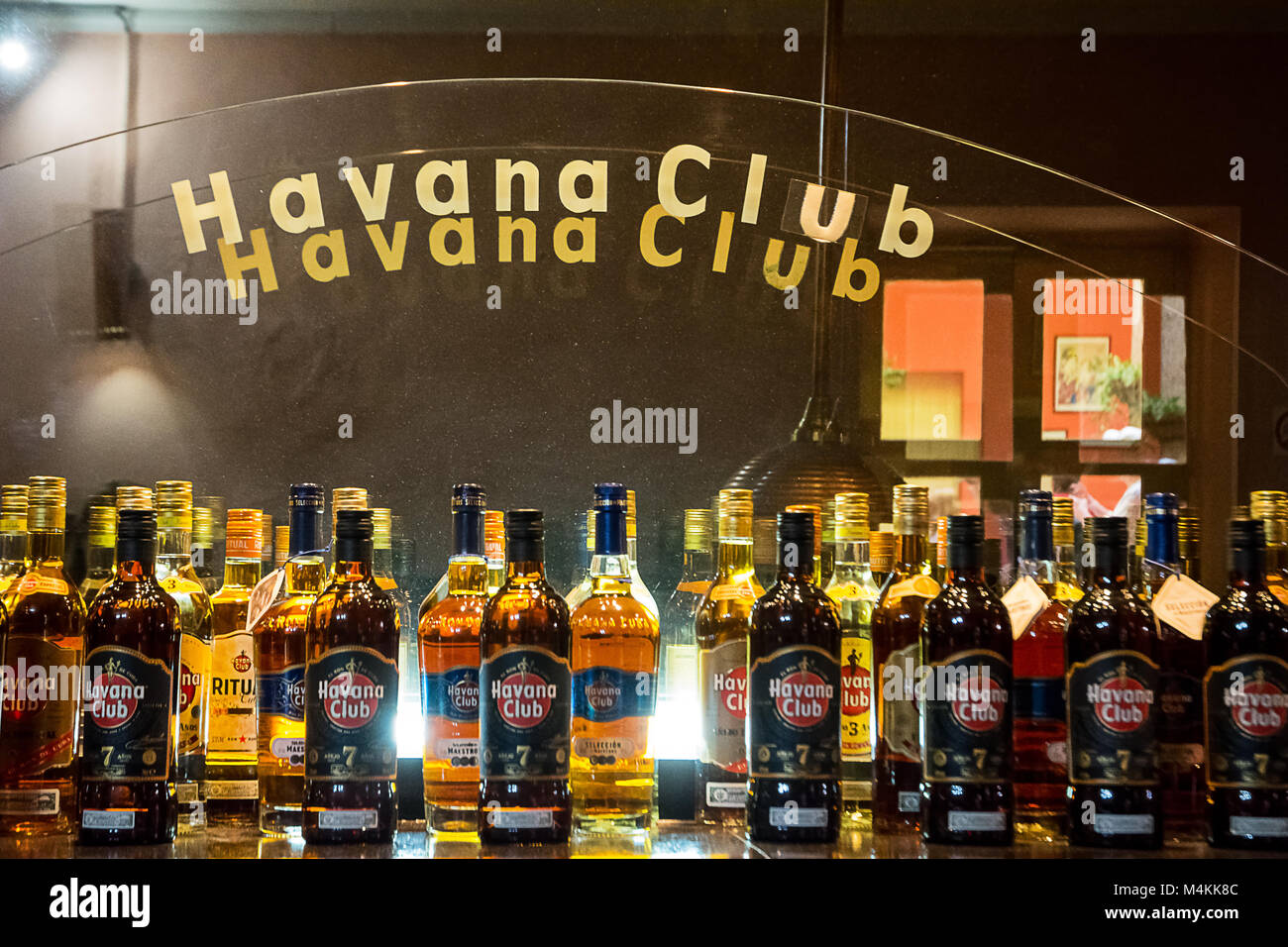 Havanna, Kuba - Dezember 3, 2017: Anzeige von Havana Club Rum Flaschen Stockfoto