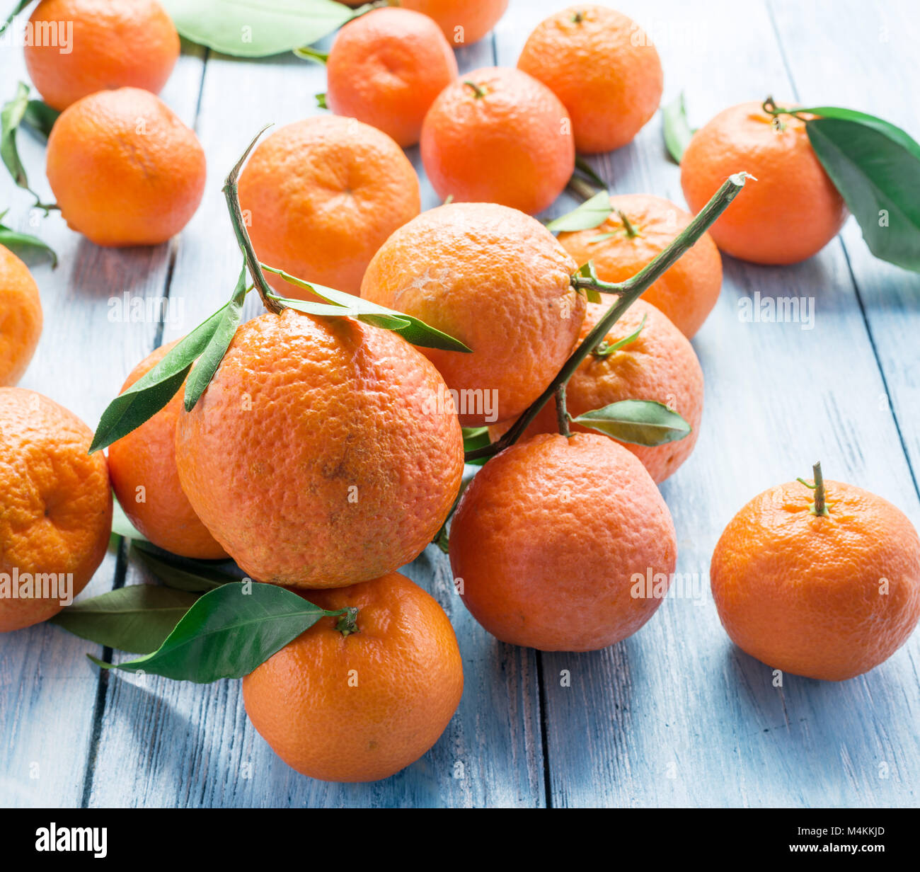 Reife Mandarinen auf Holztisch. Stockfoto
