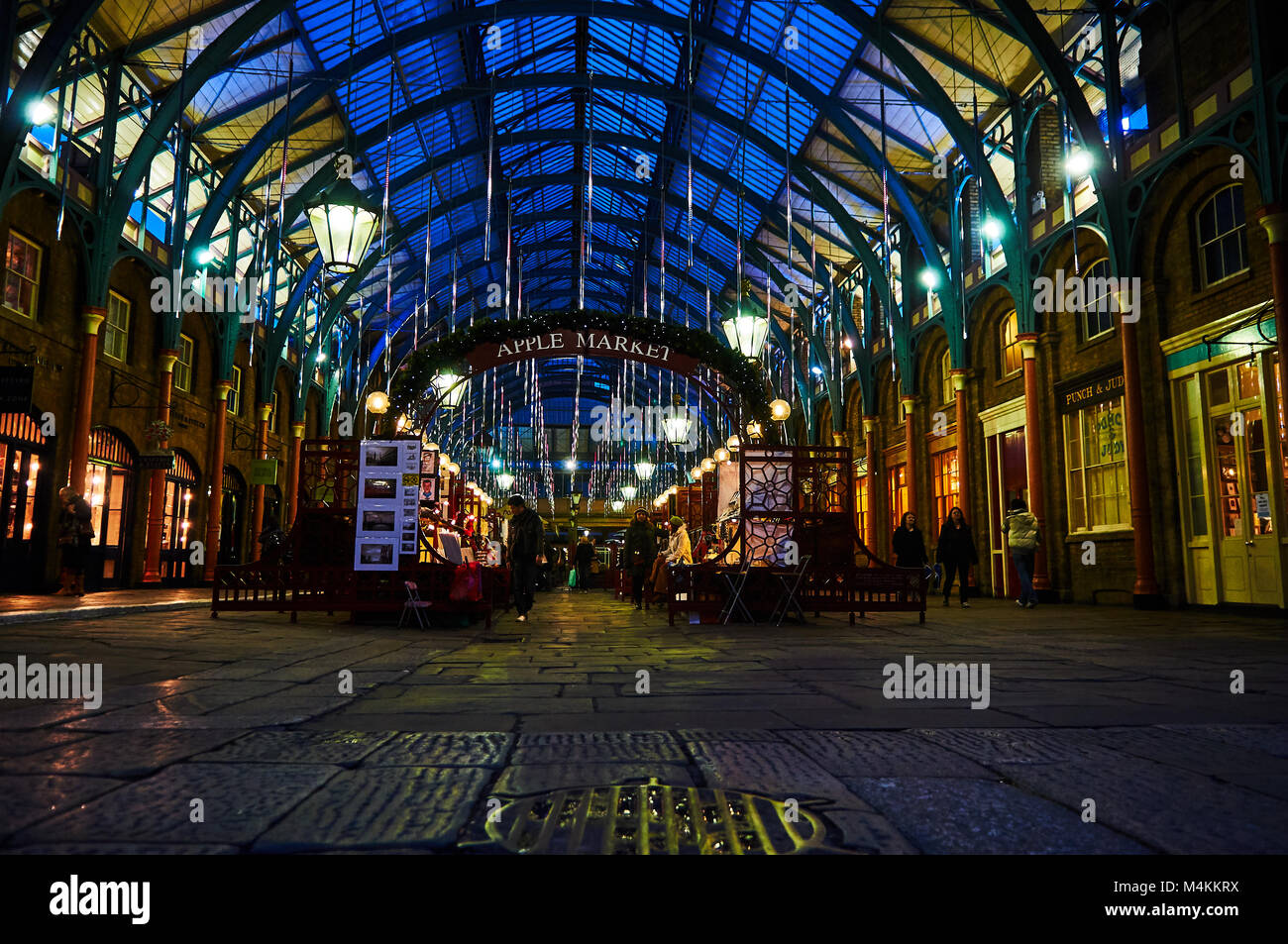 London Covent Garden circus Performer in Europa bei Nacht apple markt Stockfoto