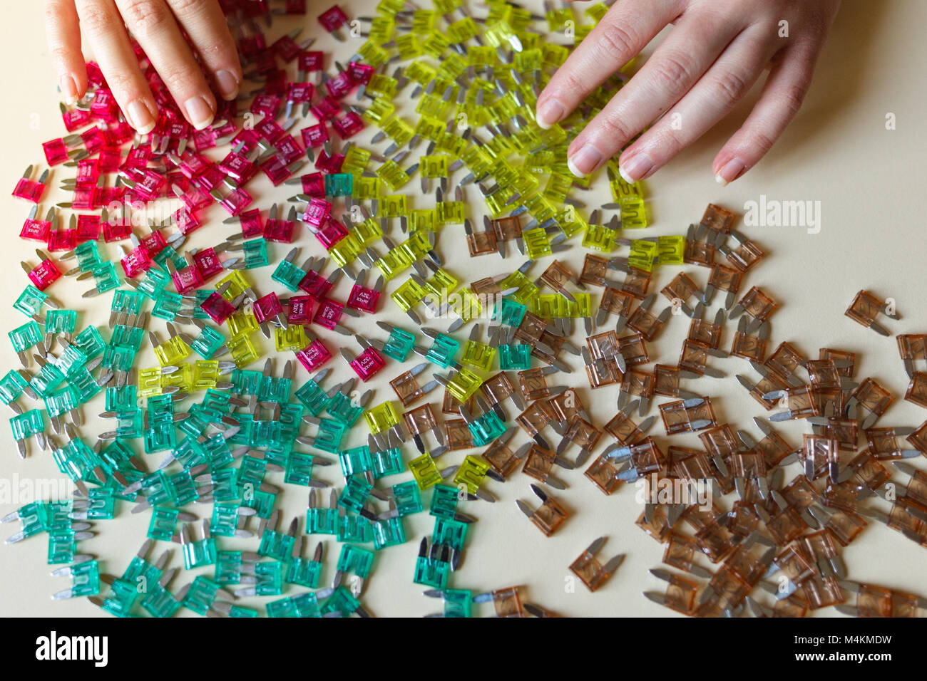 Frau Hand Sortierung Auto Elektrische Teile Bunte Mini Sicherungen Auf Dem Schreibtisch Soft Focus Stockfotografie Alamy