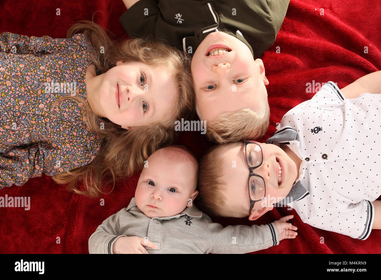 Familie, vier Geschwister glücklich und zusammen zu spielen, große Familie Stockfoto