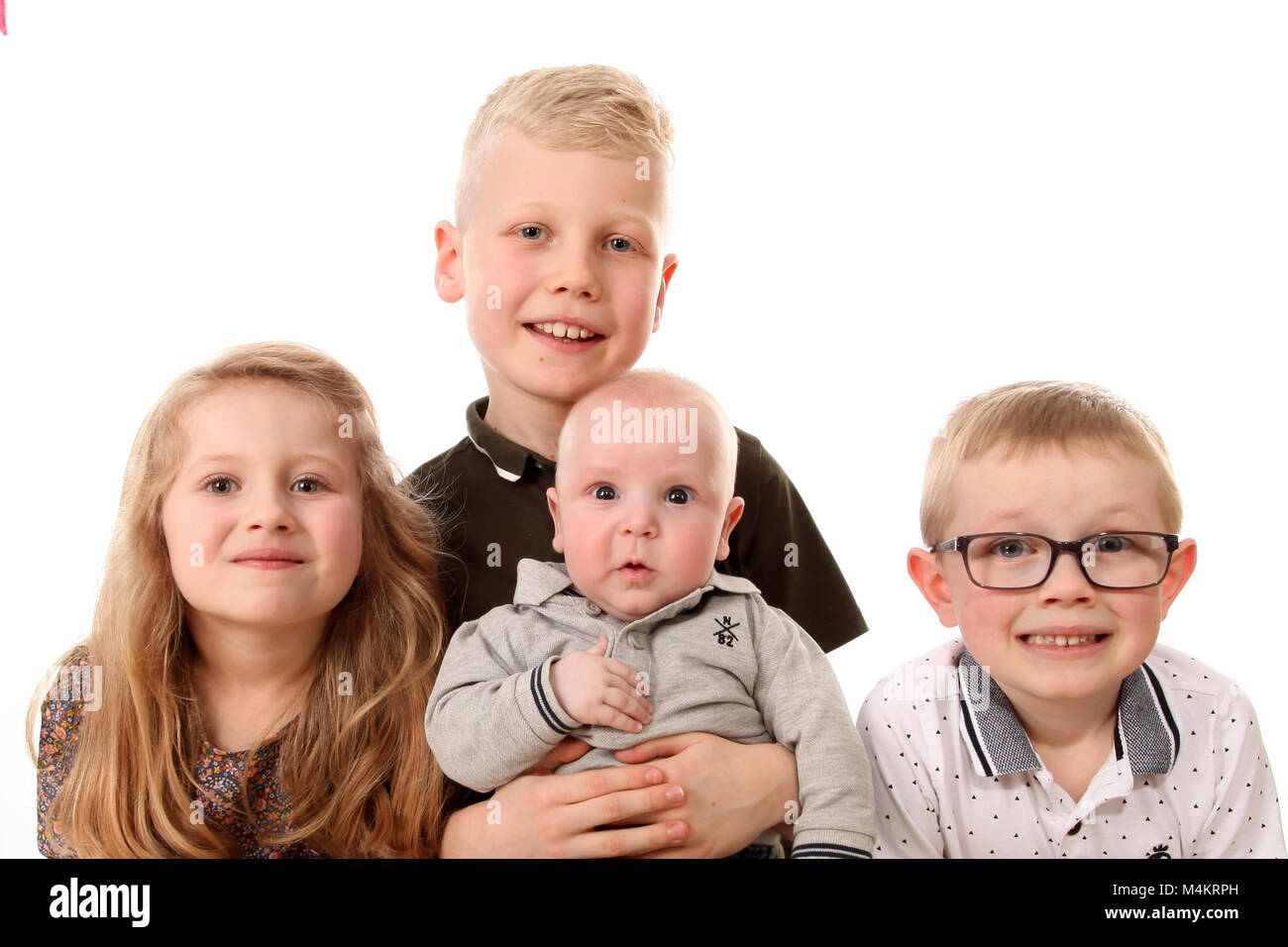 Familie, vier Geschwister glücklich und zusammen zu spielen, große Familie Stockfoto