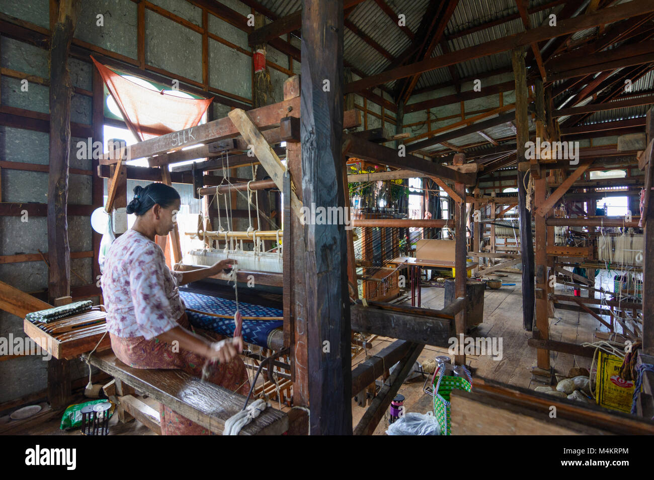 Nampan: Frau Weben am Webstuhl, traditionellen Haus, Inle See, Shan Staat, Myanmar (Birma) Stockfoto
