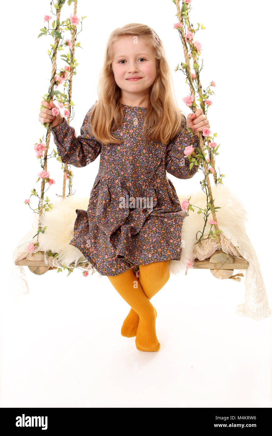 year-old-girl-on-swing-fotos-und-bildmaterial-in-hoher-aufl-sung-alamy
