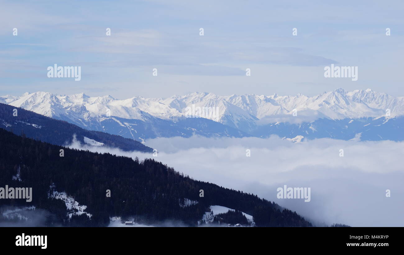 Tirol Schwaz Pillberg Österreich in der Nähe von Innsbruck - Skigebiet im Winter mit viel Schnee an einem nebligen Tag Stockfoto