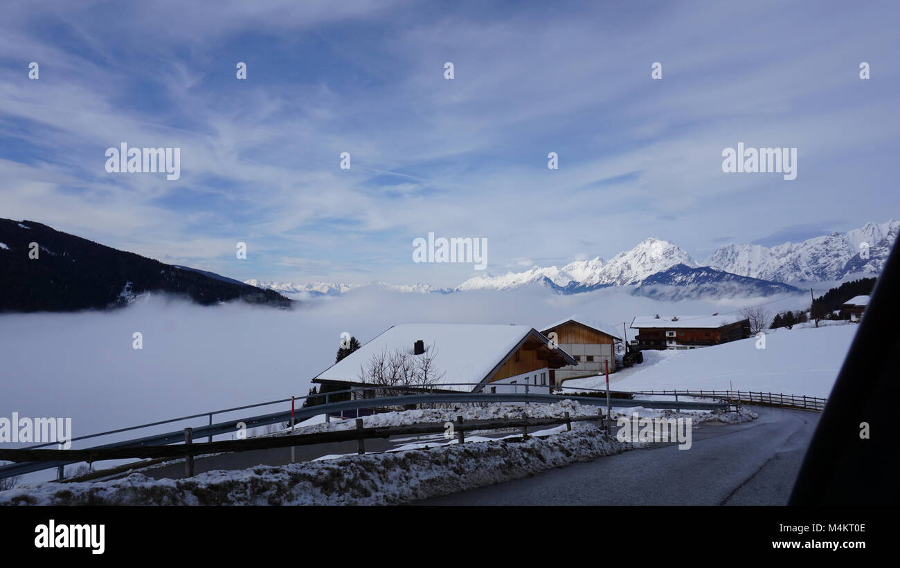 Tirol Schwaz Pillberg Österreich in der Nähe von Innsbruck - Skigebiet im Winter mit viel Schnee an einem nebligen Tag Stockfoto
