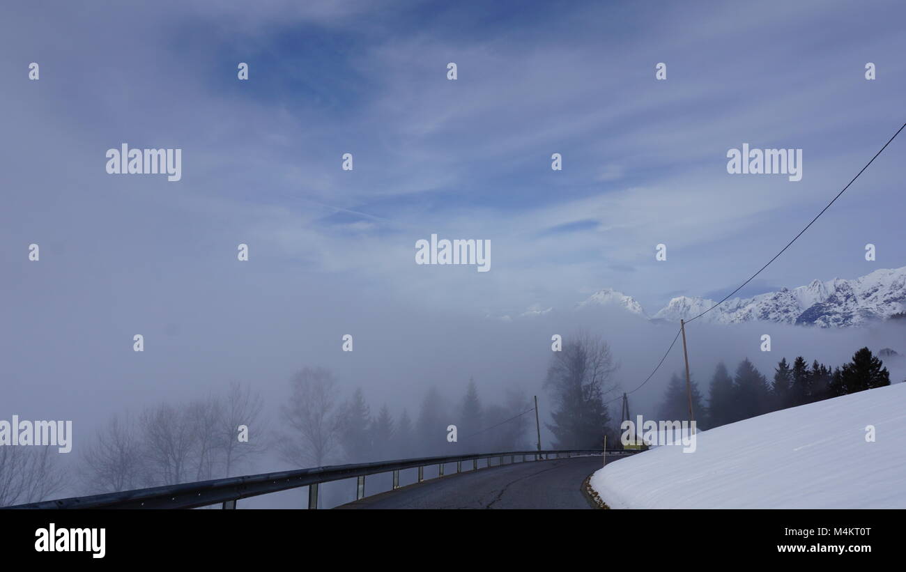 Tirol Schwaz Pillberg Österreich in der Nähe von Innsbruck - Skigebiet im Winter mit viel Schnee an einem nebligen Tag Stockfoto