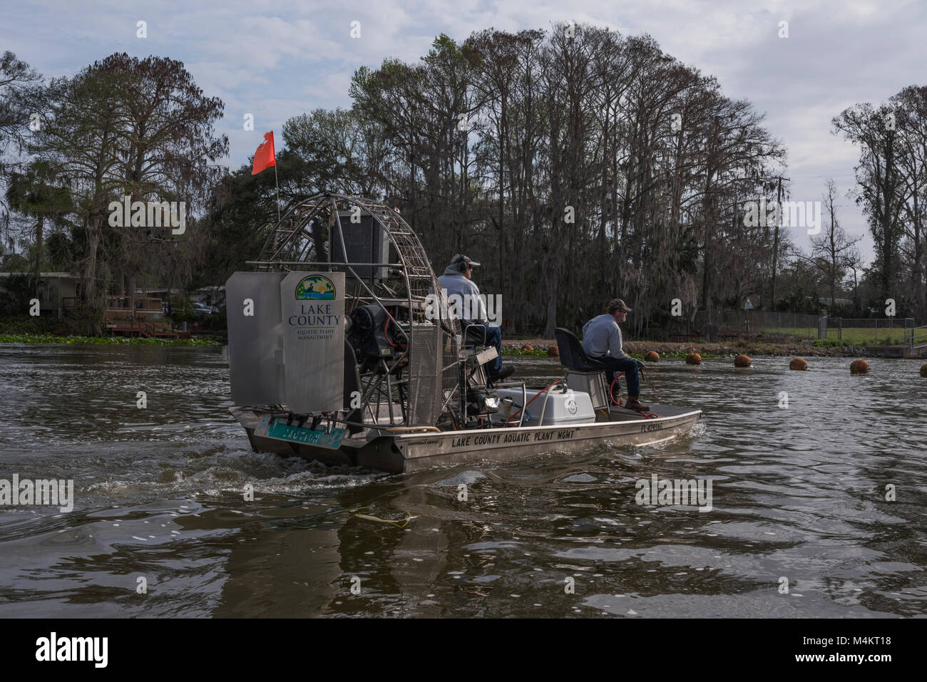 Lake County Water Authority Spritzen Vegetation auf Haines Creek River in Leesburg, Florida, USA Stockfoto