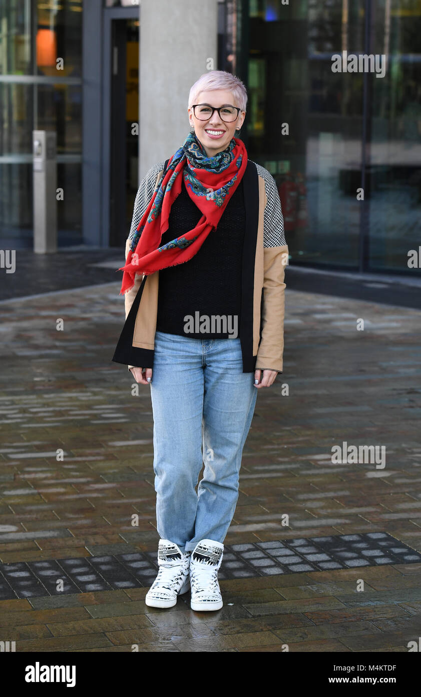 SuRie- name Susanna Cork beschmutzt Verlassen des BBC Breakfast Studios im Media City Manchester. Stockfoto