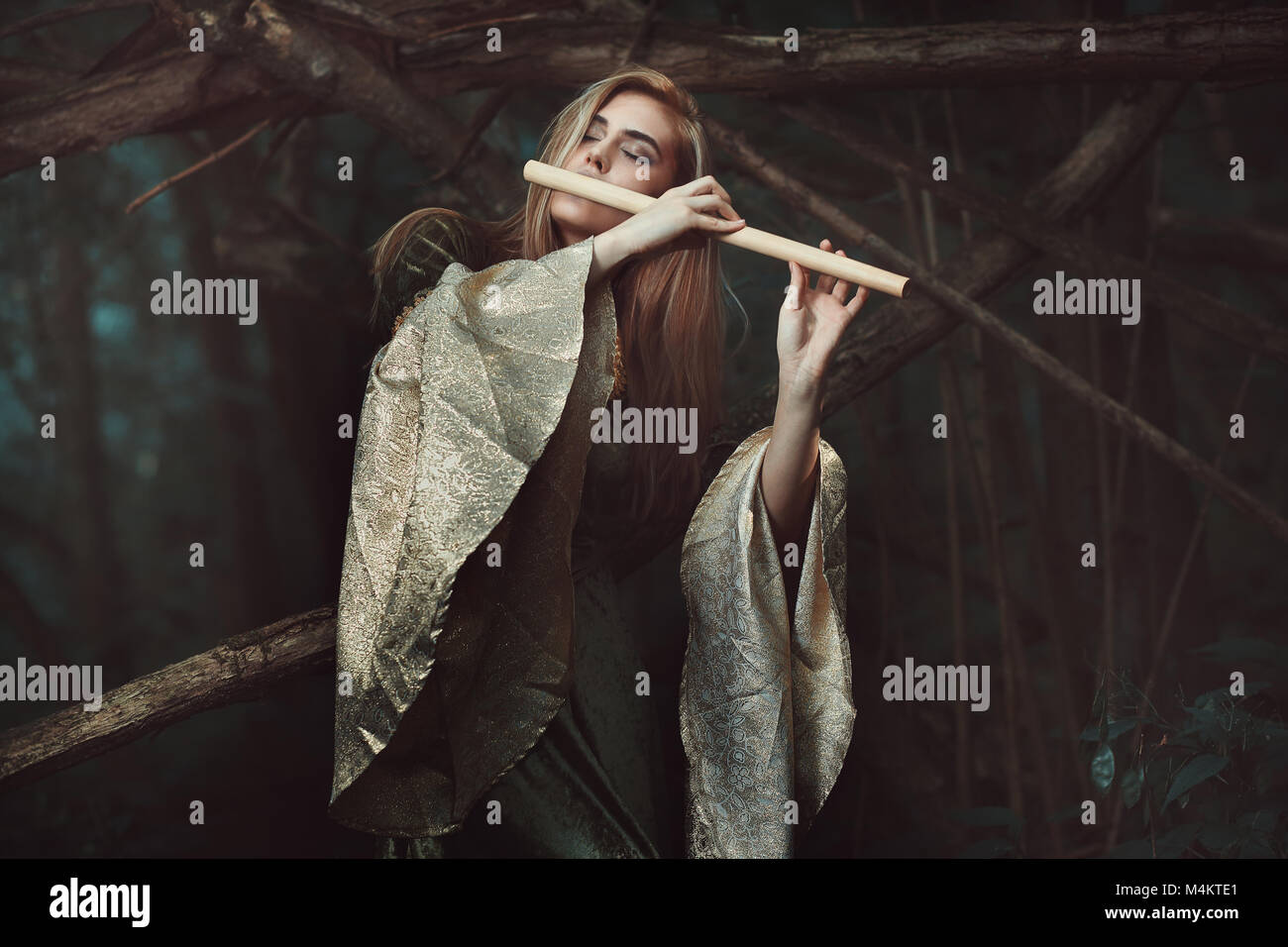 Prinzessin der Elfen spielen Flöte. Romantik und Fantasy Stockfoto