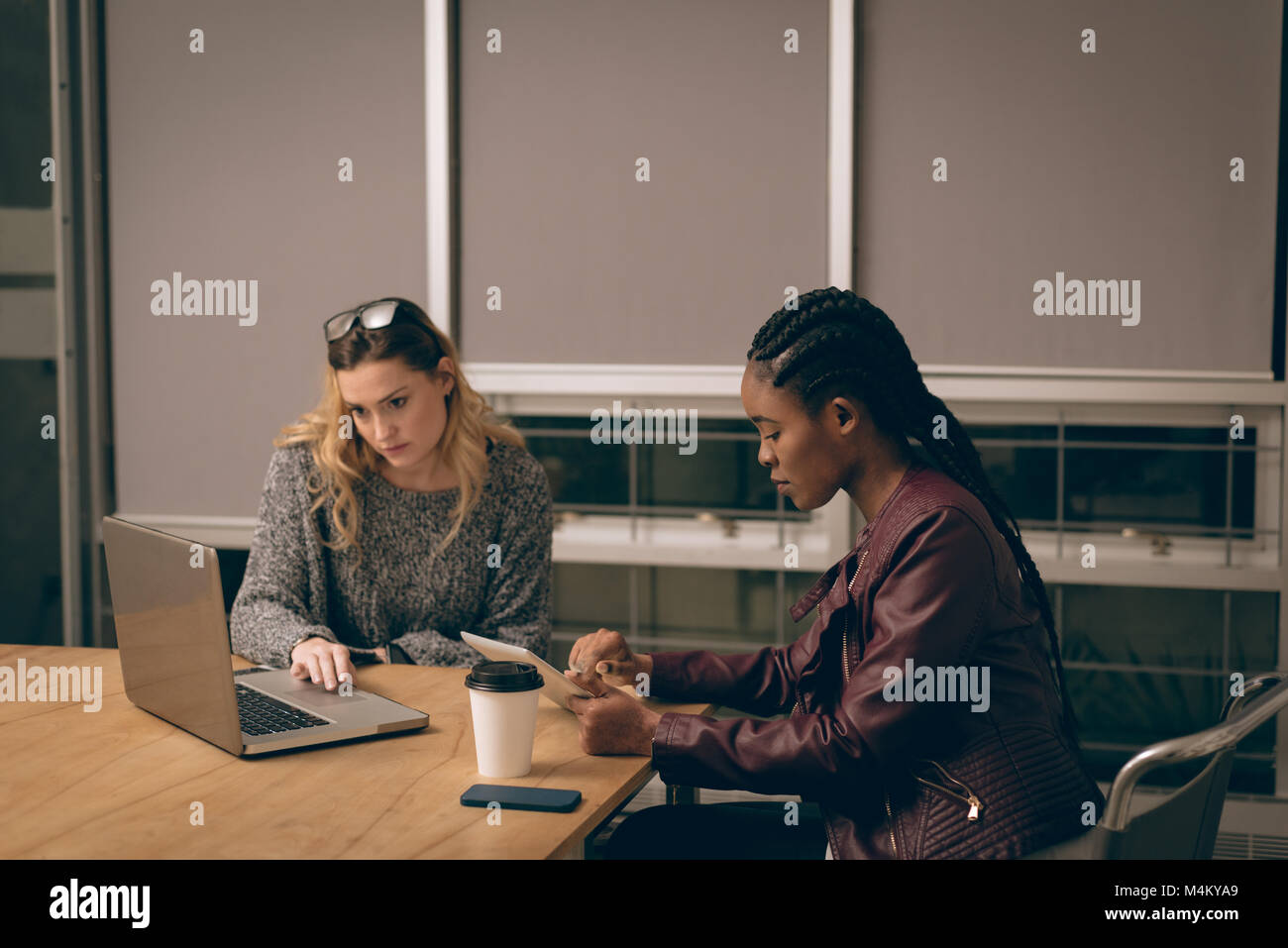 Weibliche Führungskräfte mit Laptop und digitale Tablet Stockfoto