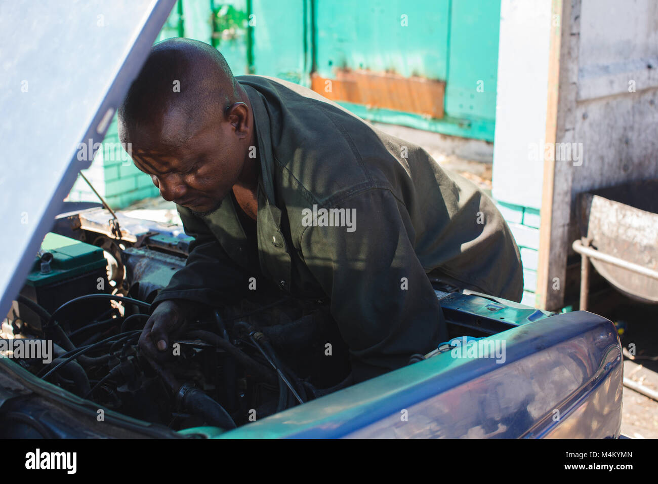 Mechaniker, die Reparatur eines Autos Stockfoto