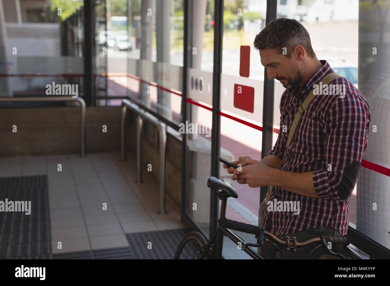 Mann mit Handy Stockfoto