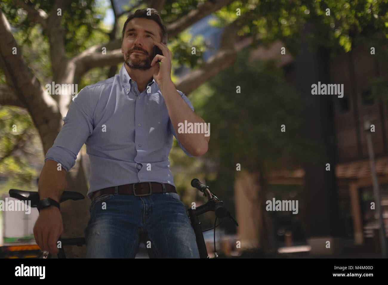 Mann Gespräch am Handy in der Nähe von Straße Stockfoto