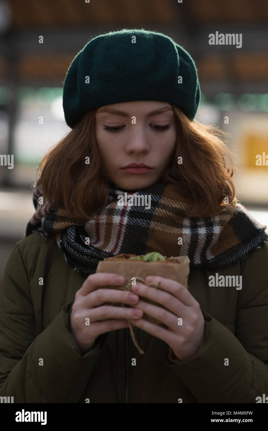 Frau im Winter Kleidung in einem Umbruch am Bahnhof Stockfoto