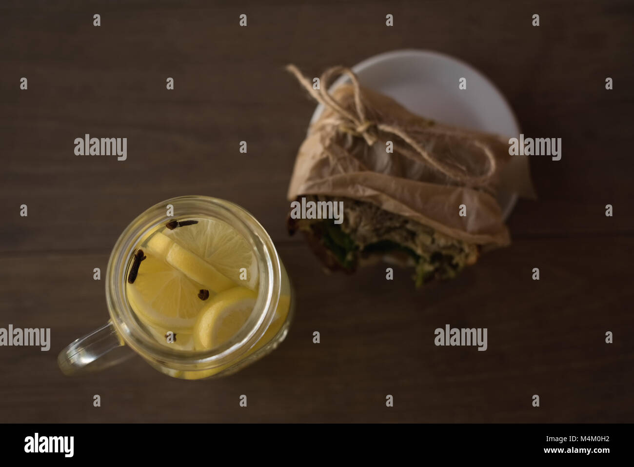 Glas Zitrone Tee mit wrap Essen auf dem Teller Stockfoto