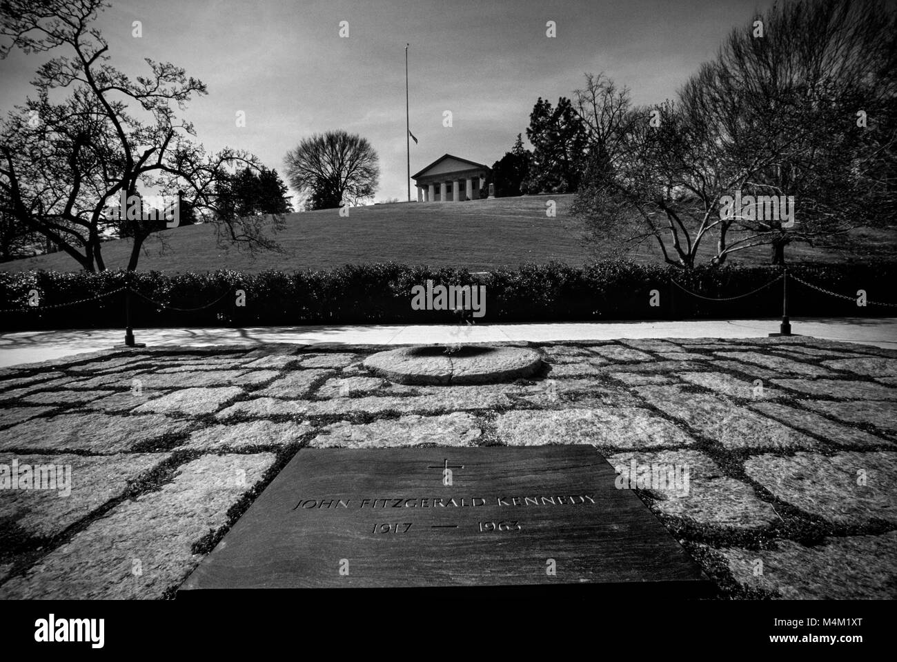 Gräber von Präsident John F. Kennedy und sein Bruder Robert Kennedy im Friedhof von Arlington National Cemetery. Das John-F.-Kennedy ewige Flamme ist eine präsidiale Memorial am Grab von US-Präsident John F. Kennedy, in Arlington National Cemetery. Die permanente ersetzt ein vorübergehendes Grab und ewige Flamme während Präsident Kennedy's Beerdigung am 25. November 1963 verwendet. Die Website wurde vom Architekten John Carl Warnecke, ein langjähriger Freund des Präsidenten entwickelt.[1][2] Die ständige John F. Kennedy ewige Flamme Grab geweiht wurde und am 15. März 1967 für die Öffentlichkeit geöffnet Stockfoto