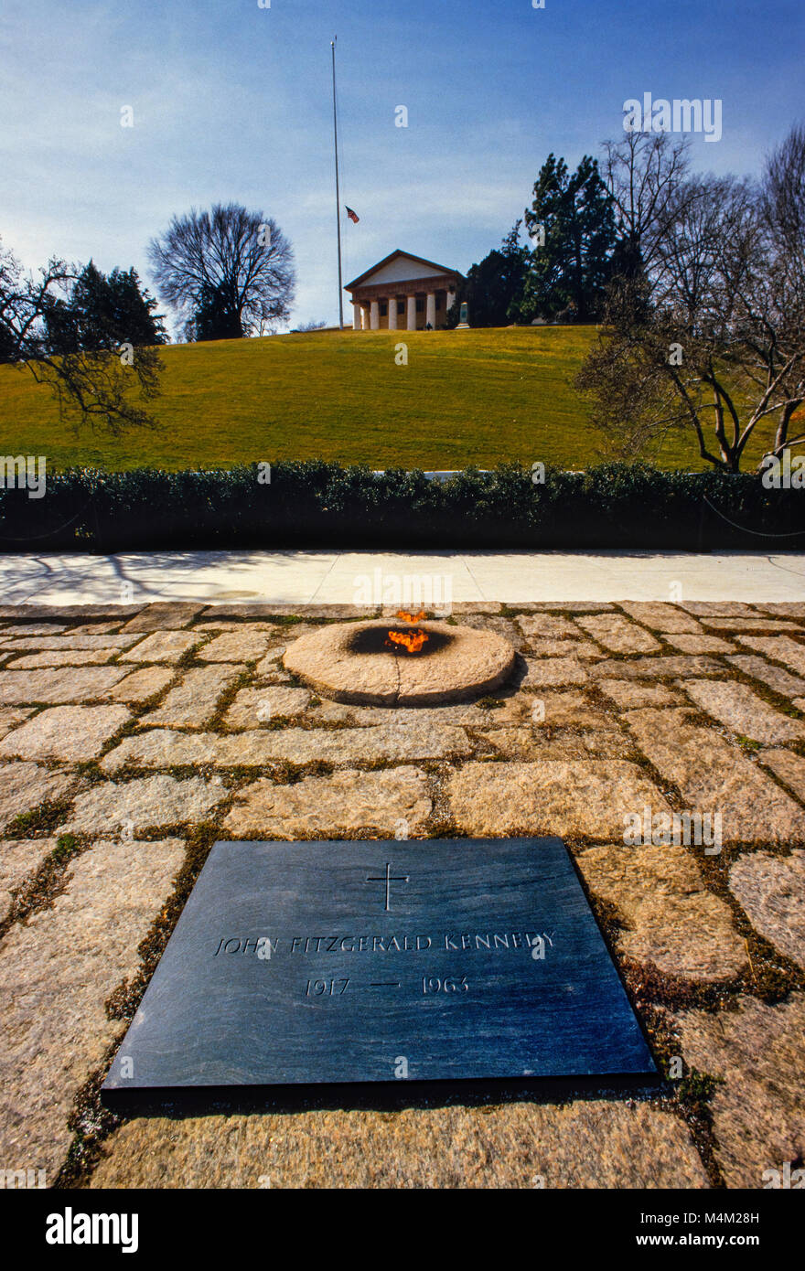 Gräber von Präsident John F. Kennedy und sein Bruder Robert Kennedy im Friedhof von Arlington National Cemetery. Das John-F.-Kennedy ewige Flamme ist eine präsidiale Memorial am Grab von US-Präsident John F. Kennedy, in Arlington National Cemetery. Die permanente ersetzt ein vorübergehendes Grab und ewige Flamme während Präsident Kennedy's Beerdigung am 25. November 1963 verwendet. Die Website wurde vom Architekten John Carl Warnecke, ein langjähriger Freund des Präsidenten entwickelt.[1][2] Die ständige John F. Kennedy ewige Flamme Grab geweiht wurde und am 15. März 1967 für die Öffentlichkeit geöffnet Stockfoto