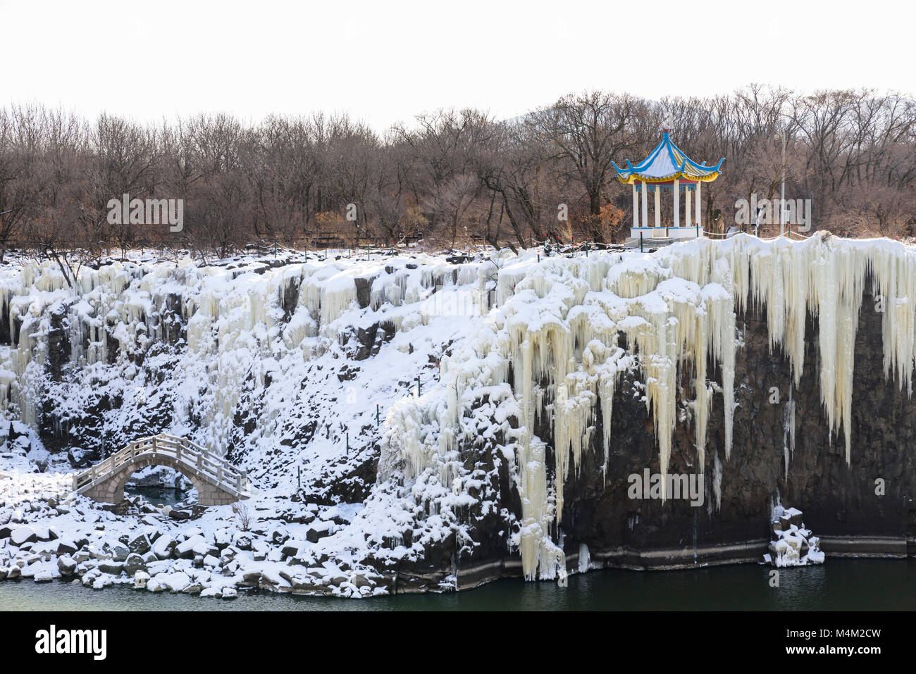 Diaoshuilou Wasserfall (Howering Mansion fällt) ist die weltweit größte Lava luftloch Zusammenbruch - Typ Wasserfall. Es ist die berühmteste Szene des Jingpo See Stockfoto