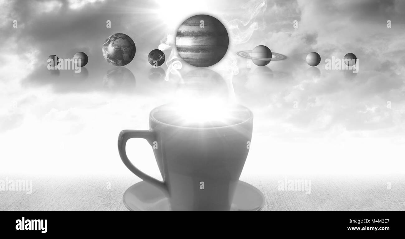 Tasse Tee mit surrealen Planeten im Sonnensystem und Wolken Stockfoto