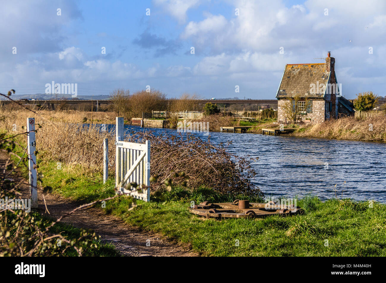 Holiday home in der ehemaligen Schleusenwärter Cottage, Topsham Lock Cottage, Bath, Devon, Großbritannien. Zwischen der Exeter Canal und River Exe. Februar 2018. Stockfoto