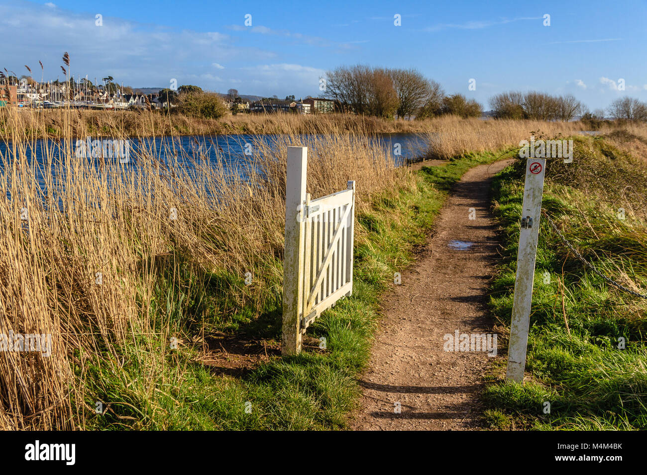 Fußweg neben dem historischen Exeter Ship Canal, neben der Exe Trail Radweg. Bath, Devon, Großbritannien. Februar 2018. Stockfoto