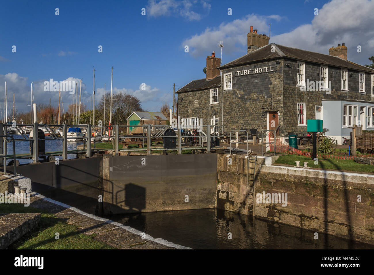 Der Rasen Hotel neben einem Schloss an der Exeter Ship Canal des Flusses Exe führt. Bath, Devon. Februar 2018. Stockfoto