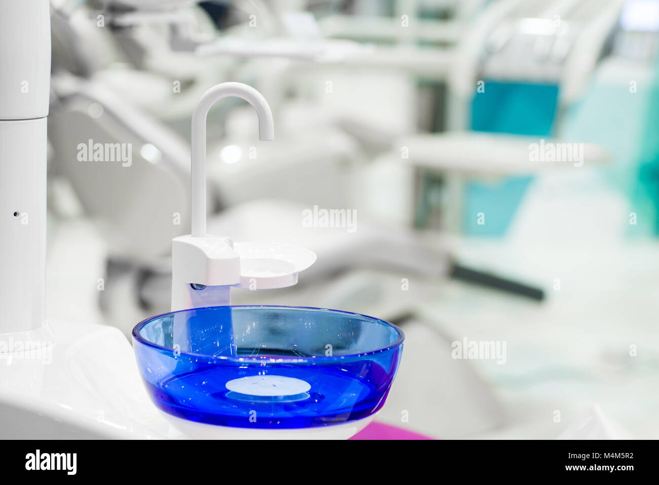 Moderne zahnmedizinische Einheit Wasserlinie Ausrüstung in der zahnmedizinischen Klinik Stockfoto
