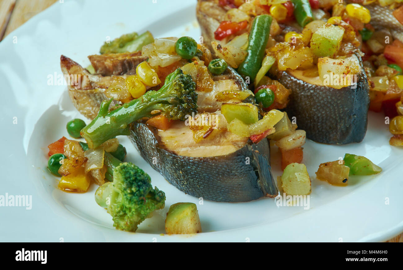 Geschwärzter Lachs mit Salsa Stockfoto