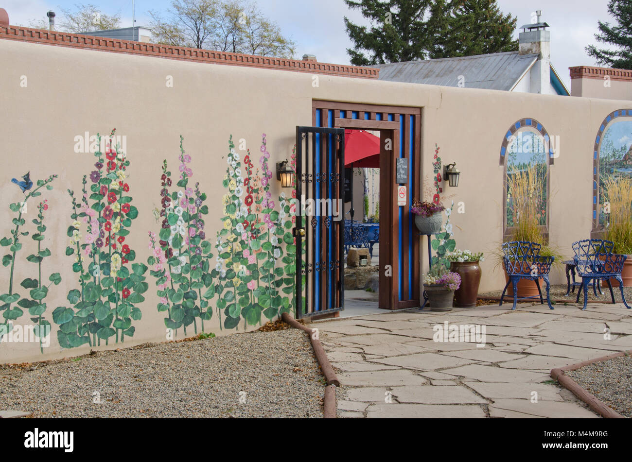 Der Innenhof des historischen St. James Hotel in Cimarron, Oklahoma ist voll von lackierten und stockrosen. Stockfoto