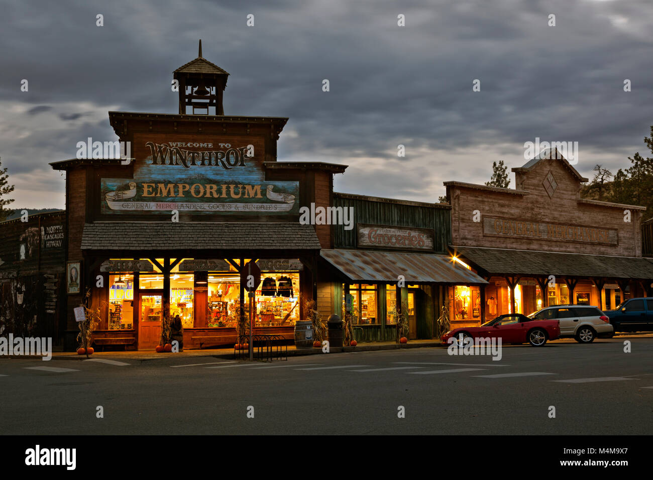 WA 13490-00 ... WASHINGTON - Abend, während der Nebensaison, in der Innenstadt von Winthrop, eine touristische Stadt am Rande der North Cascades. Stockfoto