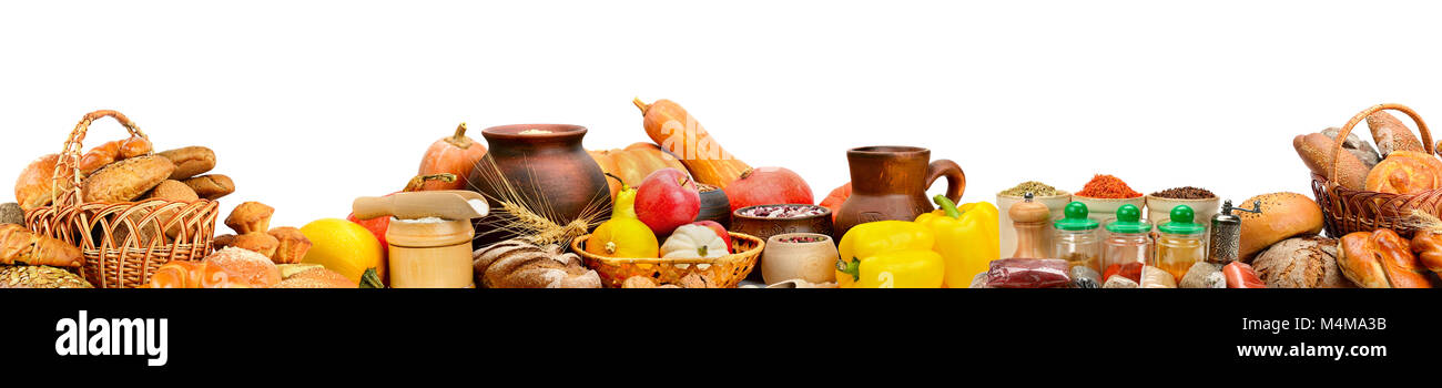 Breite Foto mit frischem Obst, Gemüse, Brot, Milchprodukte, Gewürze auf weißem Hintergrund. Platz kopieren Stockfoto