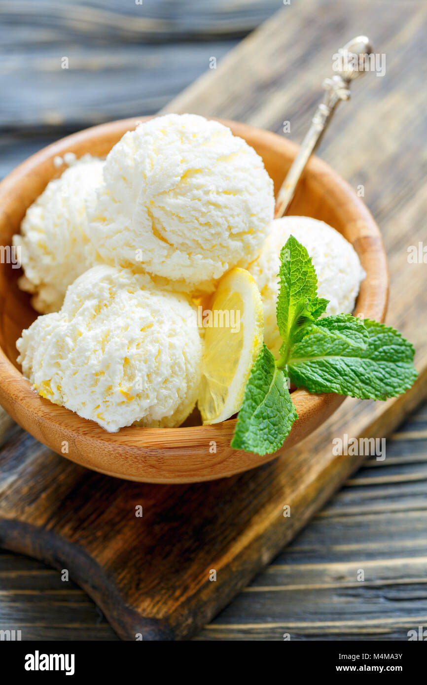 Hausgemachte Zitrone Eis in eine hölzerne Schüssel. Stockfoto