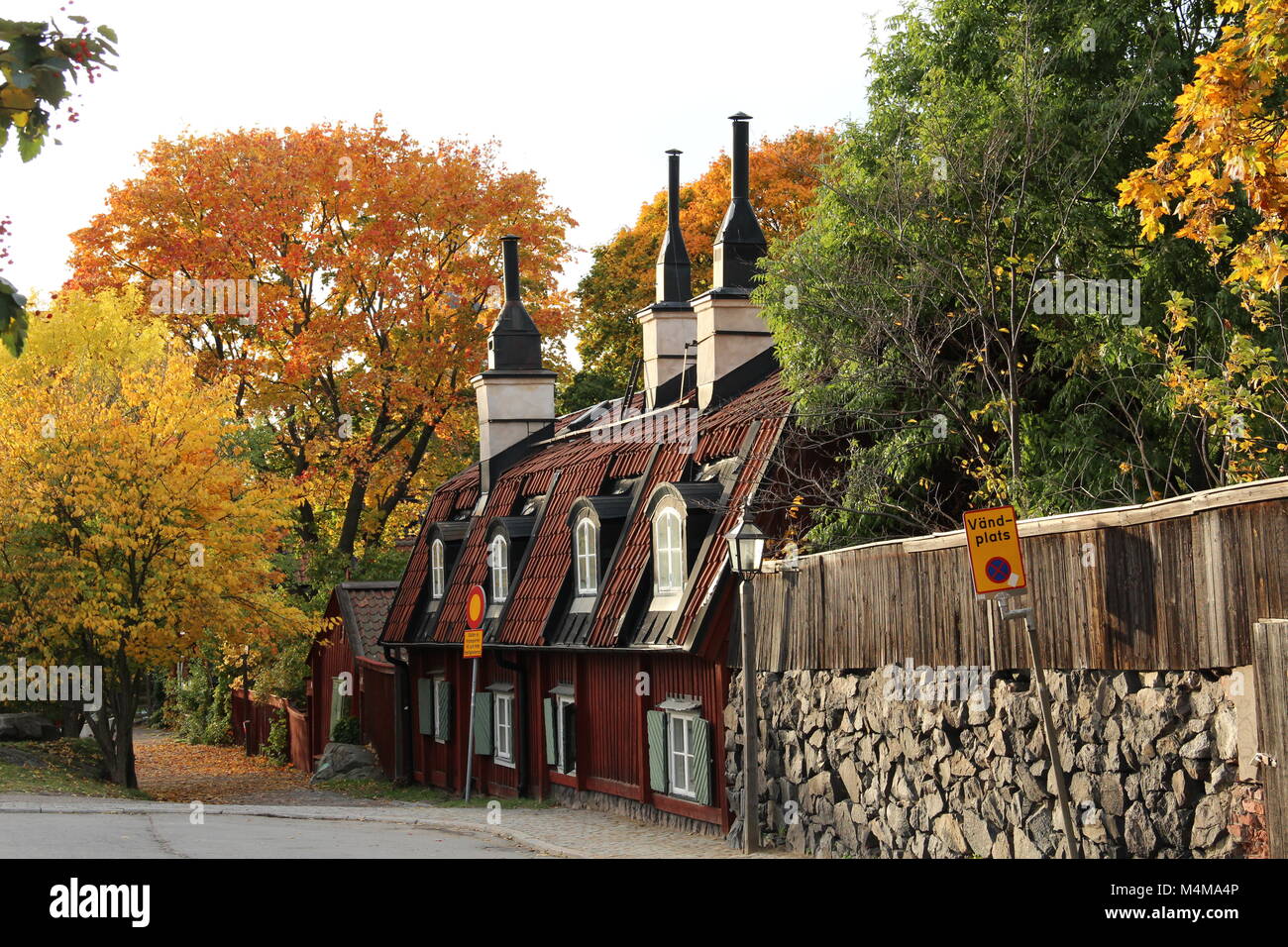 Alten roten Häuschen auf Södermalm in Stockholm, die in herbstlichen Farben. Stockfoto