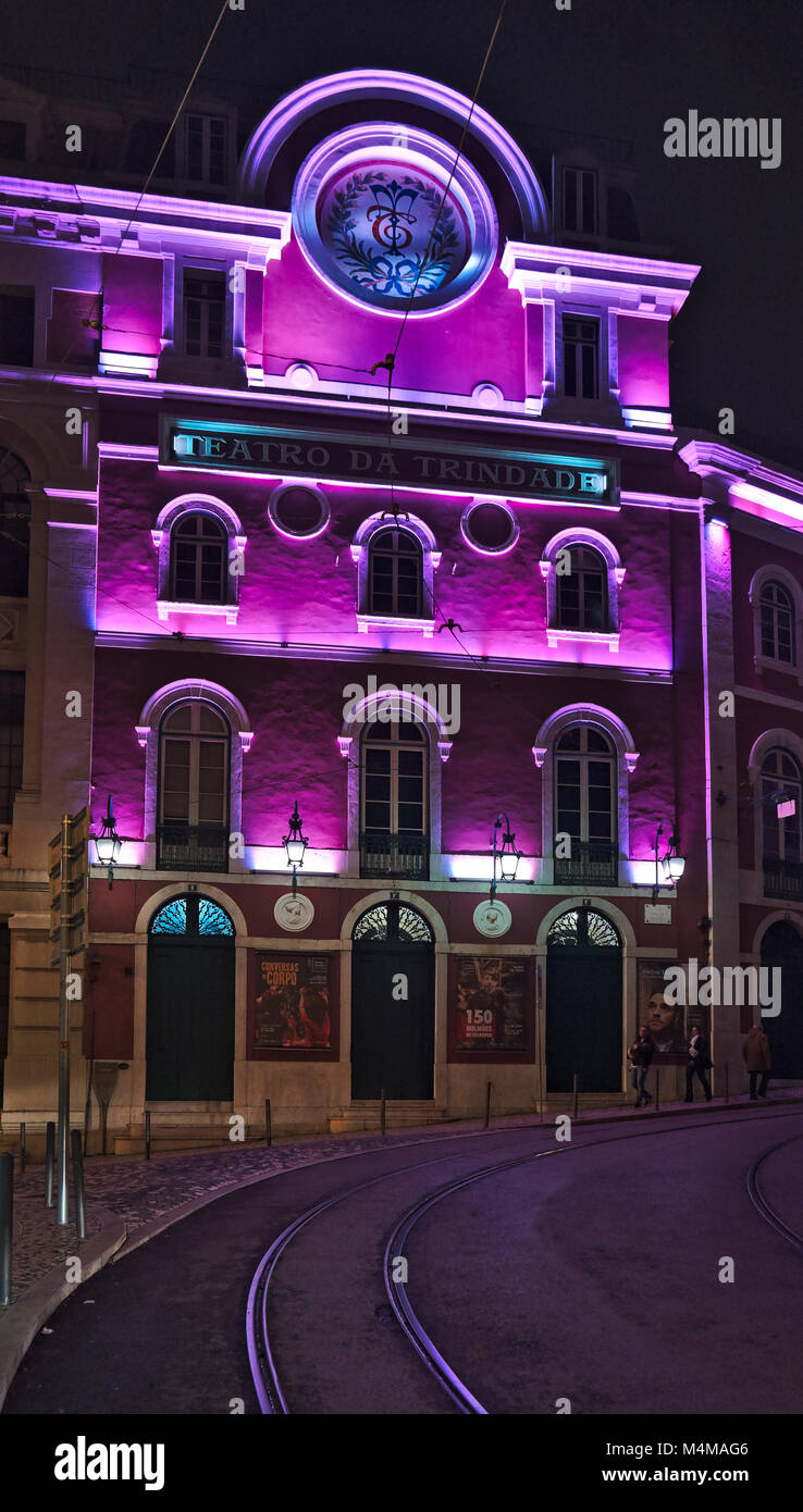 Teatro da Trindade in der Nacht in Lissabon Stockfoto