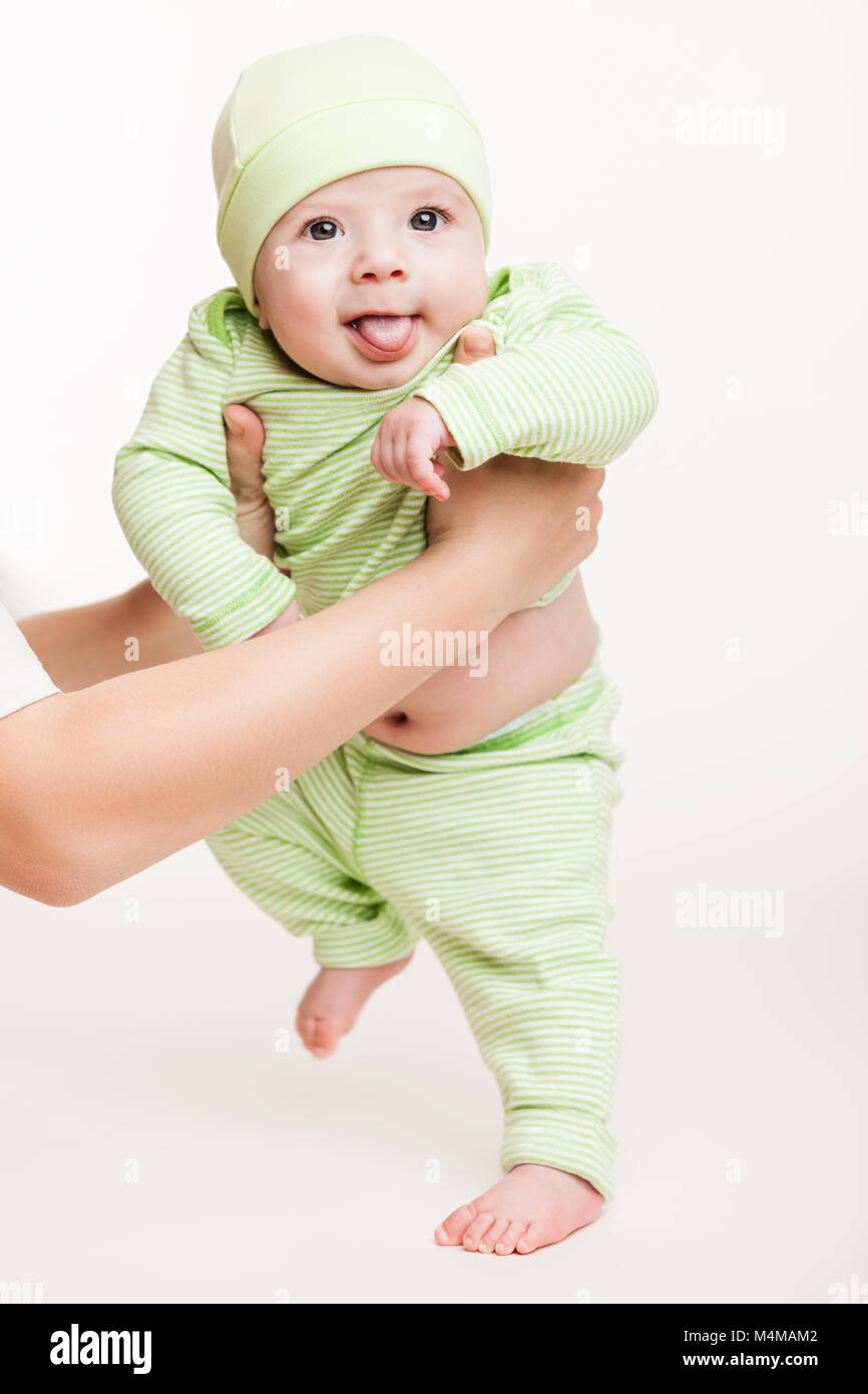 Mutter Holding Baby Kind Junge macht ersten Schritt Stockfoto