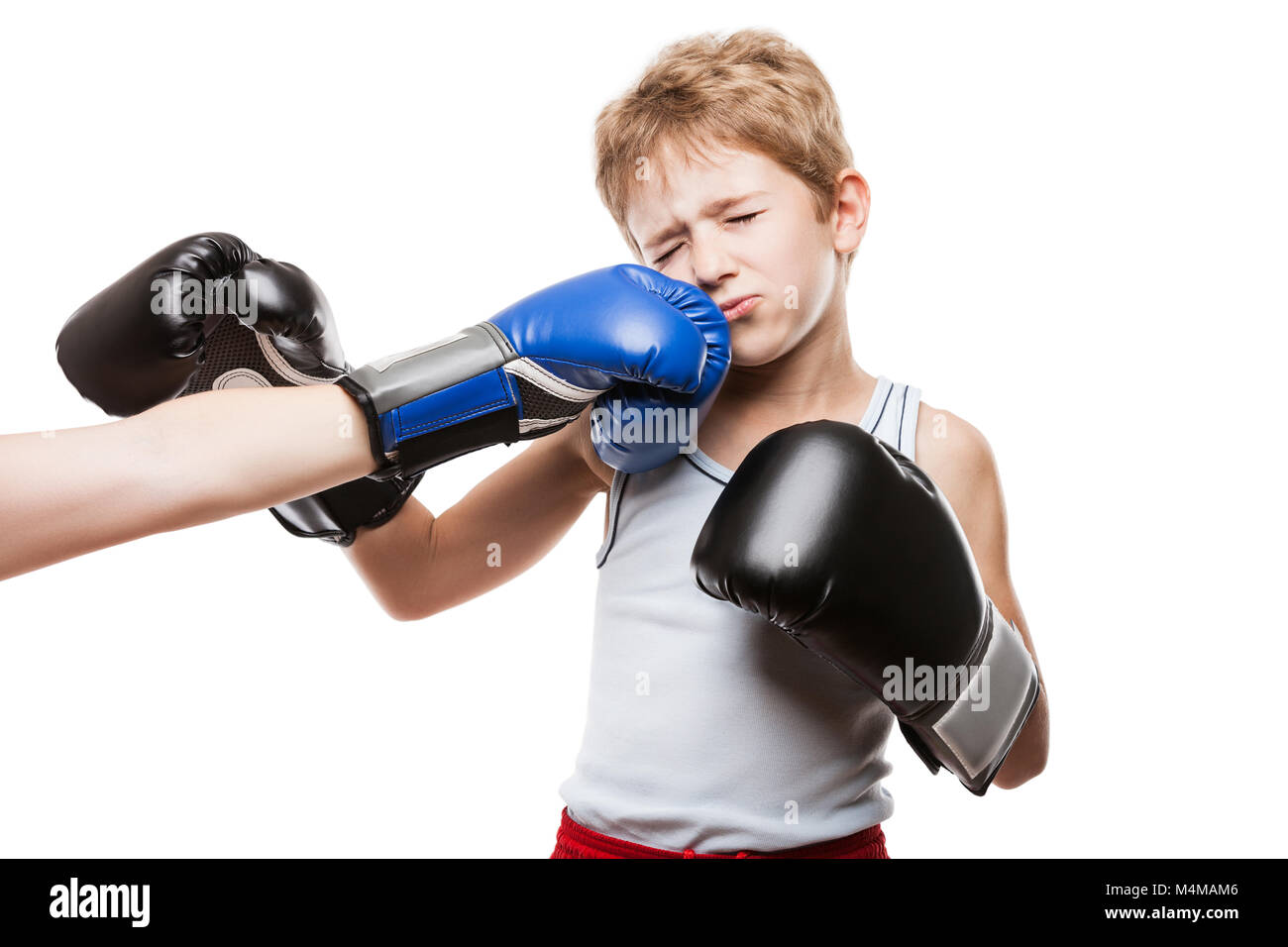Schöner boxer Kind Junge boxen Sport Ausbildung erhielt, gelocht Stockfoto