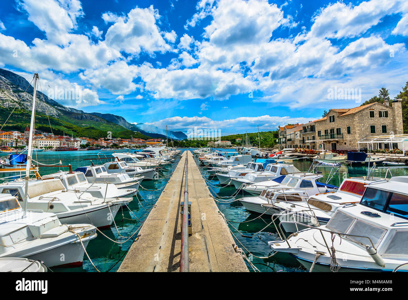 Dramatische Himmel über Makarska Stadt in Kroatien, Mittelmeer. Stockfoto