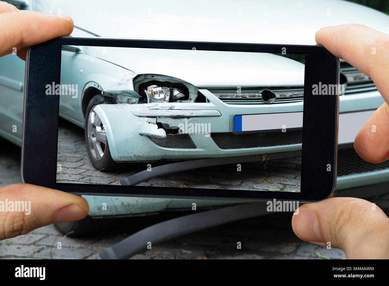 Nahaufnahme von einer Person die Hand Foto Autounfall durch Smartphone Stockfoto