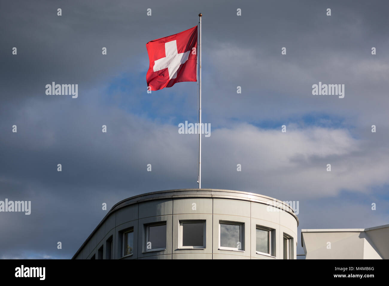 Schweizer Flagge im wind Stockfoto