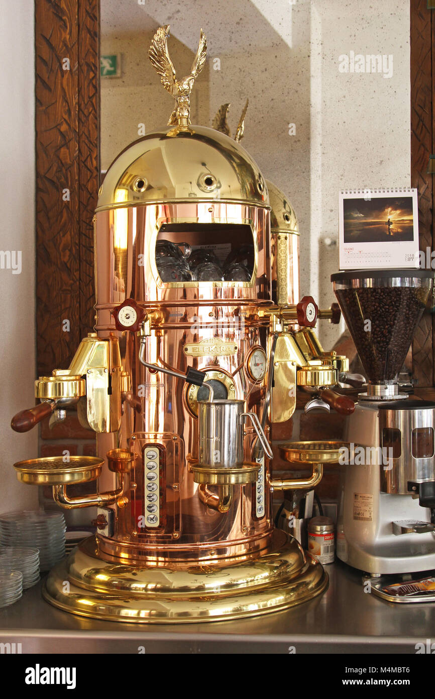 Brass espresso machine Stockfotos und -bilder Kaufen - Alamy