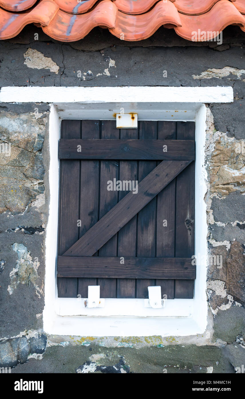 Nahaufnahme von Gable End Fenster mit Fensterläden und pantile Dach, alte Hütte, Crovie, Aberdeenshire, Schottland, Großbritannien Stockfoto