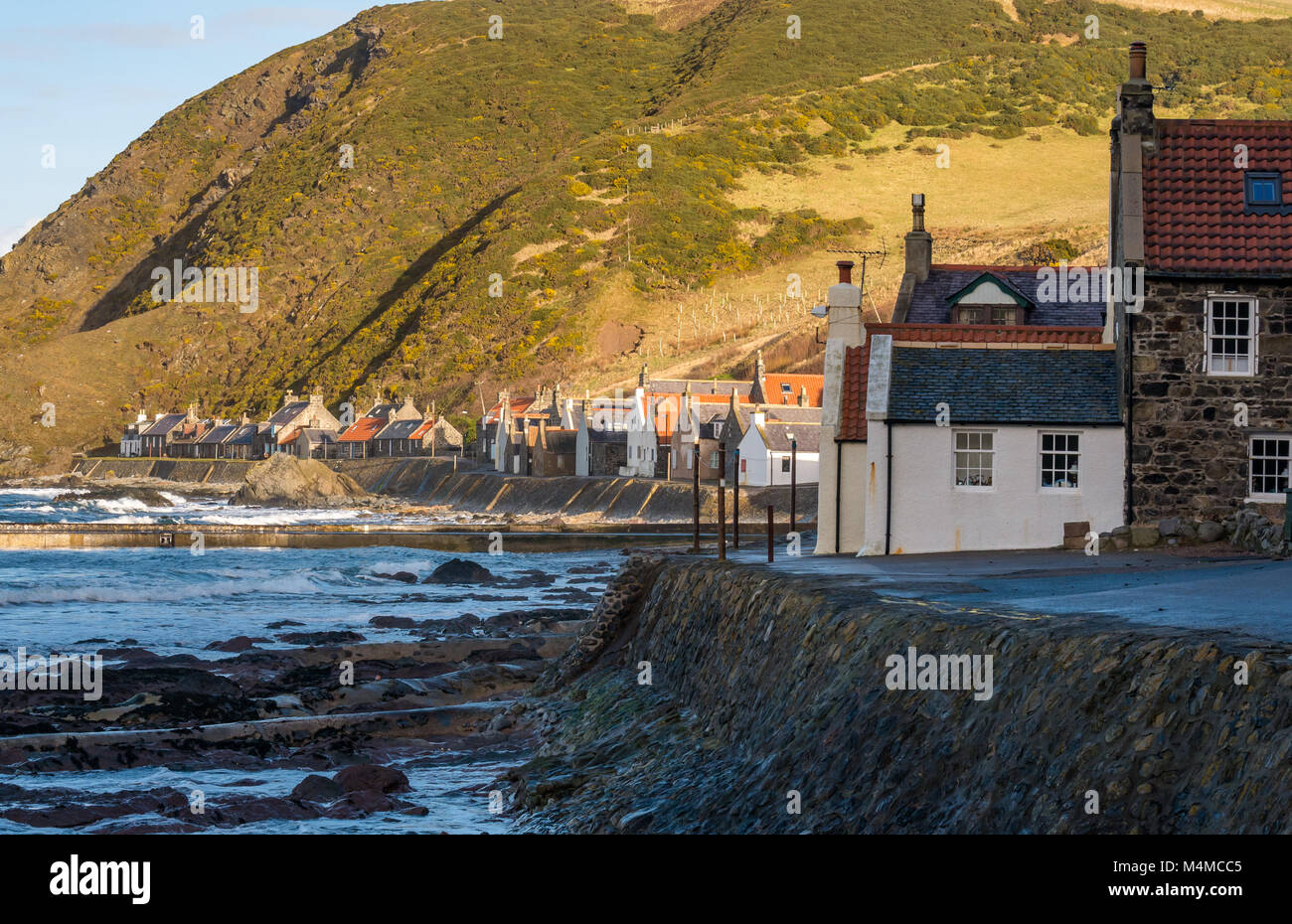 Ausblick auf den kleinen malerischen Dorf am Meer Crovie, Aberdeenshire, Schottland, Großbritannien, mit Gable End alten Häuschen am Ufer vorne Stockfoto