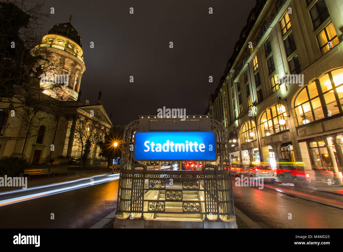 Gendarmenmarkt und Stadtmitte u-bahn Zeichen Berlin Deutschland bei Nacht Stockfoto