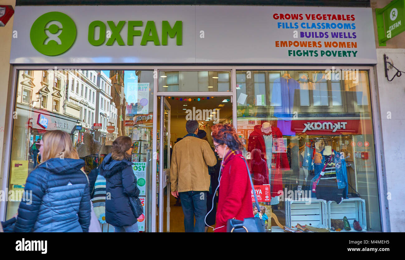 Oxfam Charity Shop vorne, Brighton, East Sussex, England, mit Käufern in den Shop und Passanten, die Oxfam Logo, die deutlich über das Fenster Stockfoto